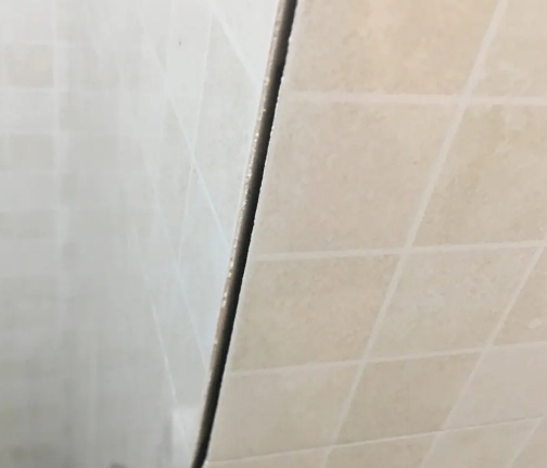 临泽瓷砖空鼓维修公司分享阳台瓷砖脱落的修复过程可以分为以下几个步骤