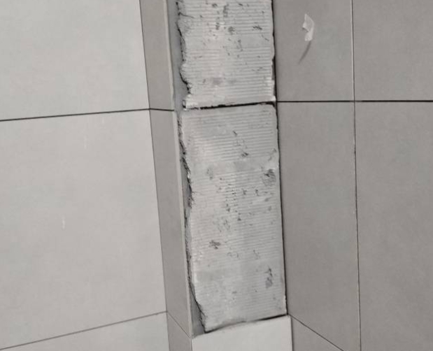 临泽瓷砖空鼓维修公司分享下瓷砖施工前基层浇水润湿程度不足，可能导致以下问题